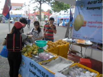 Du khách tham quan và mua sản phẩm tại gian hàng của doanh nghiệp tỉnh Kampong Spư Vương quốc Campuchia